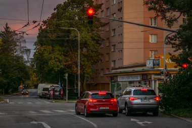 Ceske Budejovice CZ 09 18 2024 'te yaz akşamları sıcak ve güneşli günbatımı renkleri