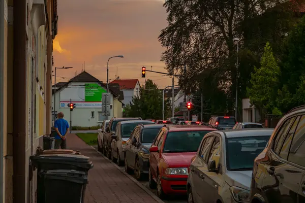 Ceske Budejovice CZ 09 18 2024 'te yaz akşamları sıcak ve güneşli günbatımı renkleri