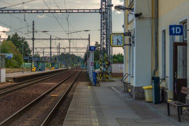 Plana nad Luznici CZ 09 18 2024 'te yaz aylarında güneşli, güneşli bir günde peron ve inşaat