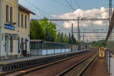 Plana nad Luznici CZ 09 18 2024 'te yaz aylarında güneşli, güneşli bir günde peron ve inşaat