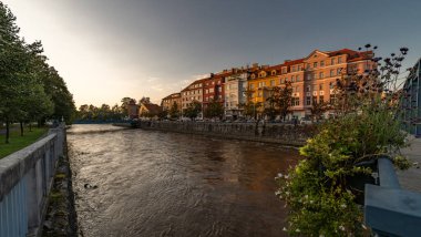 Ceske Budejovice CZ 09 18 2024 'te yaz akşamları sıcak ve güneşli günbatımı renkleri