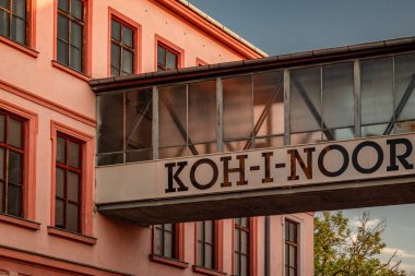 Ceske Budejovice CZ 09 18 2024 'te yaz akşamları sıcak ve güneşli günbatımı renkleri