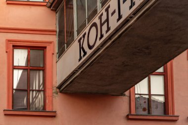 Ceske Budejovice CZ 09 18 2024 'te yaz akşamları sıcak ve güneşli günbatımı renkleri