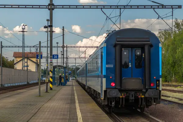 Plana nad Luznici CZ 09 18 2024 'te yaz aylarında güneşli, güneşli bir günde peron ve inşaat