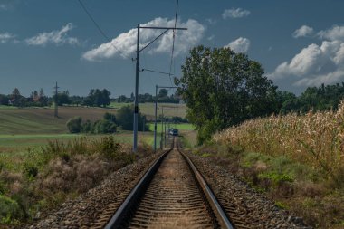Güney Bohemya 'daki mavi tren için yeşil alandan görüntüyü al Tabor CZ 09 18 2024