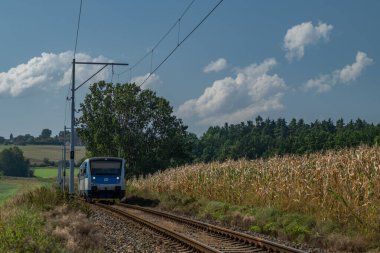 Güney Bohemya 'daki mavi tren için yeşil alandan görüntüyü al Tabor CZ 09 18 2024