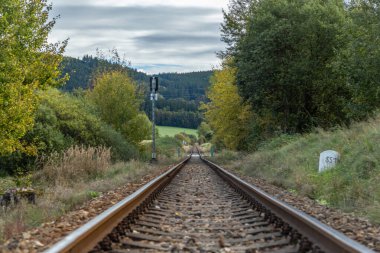 Ulusal park Sumava 'da Volary' den Antrenmana giden tren yolu bulutlu bir sonbahar gününde.