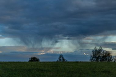 Krkonose dağlarındaki Roprachtice köyü yakınlarında ağaçlar ve tarlalarla sonbahar turuncu gün batımı