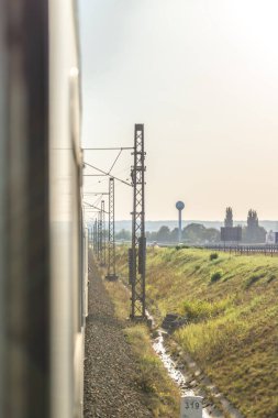 Eski trenin görüntüsü Ceske Budejovice CZ 09 18 2024 yakınlarındaki hızlı trende pencere açtı