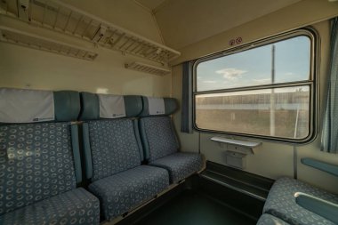 Brno 'dan Plzen' e giden hızlı trende eski birinci sınıf kompartıman Ceske Budejovice CZ 09 18 2024