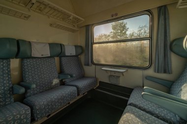 Brno 'dan Plzen' e giden hızlı trende eski birinci sınıf kompartıman Ceske Budejovice CZ 09 18 2024