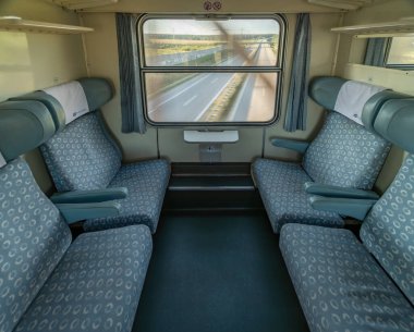 Brno 'dan Plzen' e giden hızlı trende eski birinci sınıf kompartıman Ceske Budejovice CZ 09 18 2024