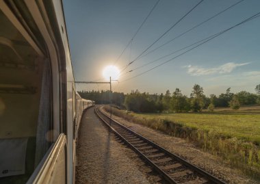 Eski trenin görüntüsü Ceske Budejovice CZ 09 18 2024 yakınlarındaki hızlı trende pencere açtı