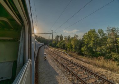 Eski trenin görüntüsü Ceske Budejovice CZ 09 18 2024 yakınlarındaki hızlı trende pencere açtı