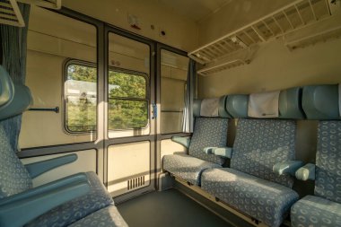 Brno 'dan Plzen' e giden hızlı trende eski birinci sınıf kompartıman Ceske Budejovice CZ 09 18 2024