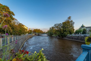 Ceske Budejovice CZ 09 18 2024 'te yaz akşamları sıcak ve güneşli günbatımı renkleri
