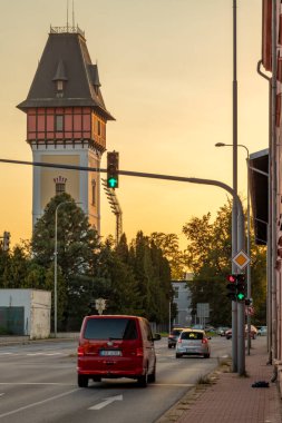 Ceske Budejovice CZ 09 18 2024 'te yaz akşamları sıcak ve güneşli günbatımı renkleri