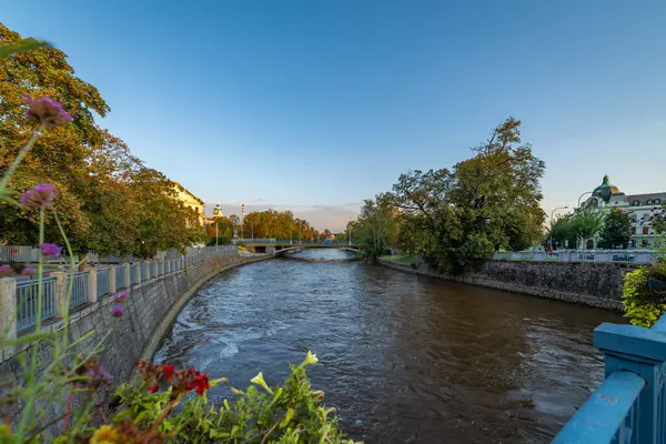 Ceske Budejovice CZ 09 18 2024 'te yaz akşamları sıcak ve güneşli günbatımı renkleri