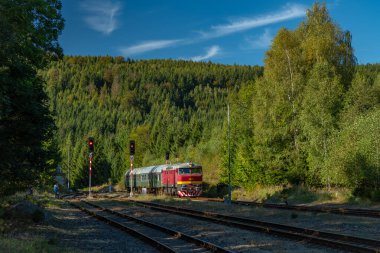 Jedlova istasyonunda eski kırmızı motor ve yeşil koç Jedlova CZ 09 21 2024