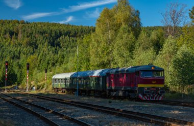 Jedlova istasyonunda eski kırmızı motor ve yeşil koç Jedlova CZ 09 21 2024