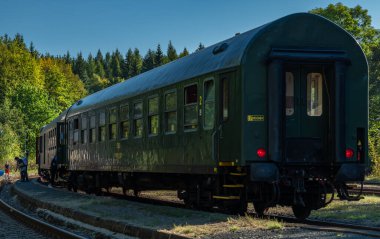 Jedlova istasyonunda eski kırmızı motor ve yeşil koç Jedlova CZ 09 21 2024