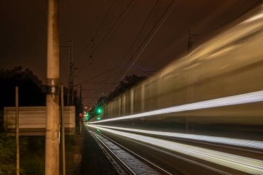 Roudnice Nad Labem kasabasının yakınındaki karanlık gecede hafif tren renk çizgileri