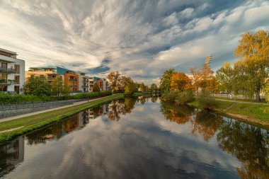Ceske Budejovice CZ 10 09 2024 'teki Vltava nehri yakınlarında sonbahar güneşli bir akşam.