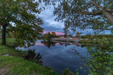 Ceske Budejovice CZ 10 09 2024 'teki Vltava nehrinin oradaki kilit odasının yakınında güneşli bir sonbahar akşamı.