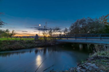 Ceske Budejovice 'deki Vltava nehrinin yakınında sonbahar güneşli bir akşam.