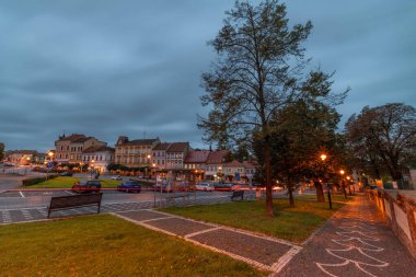 Roudnice Nad Labem CZ 10 04 2024 'te bulutlu bir akşamda sokakları ve meydanı gece görüşü