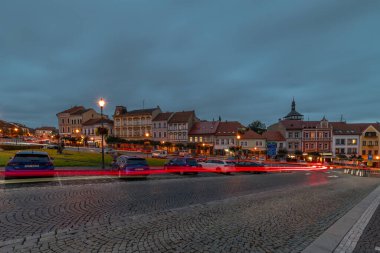 Roudnice Nad Labem CZ 10 04 2024 'te bulutlu bir akşamda sokakları ve meydanı gece görüşü