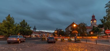 Roudnice Nad Labem CZ 10 04 2024 'te bulutlu bir akşamda sokakları ve meydanı gece görüşü