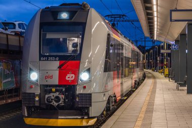 Roudnice Nad Labem CZ 10 04 2024 'te bulutlu bir akşamda sokakları ve meydanı gece görüşü