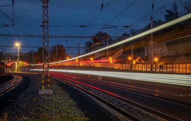 Roudnice Nad Labem CZ 10 04 2024 'te bulutlu bir akşamda sokakları ve meydanı gece görüşü