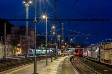 Roudnice Nad Labem CZ 10 04 2024 'te bulutlu bir akşamda sokakları ve meydanı gece görüşü