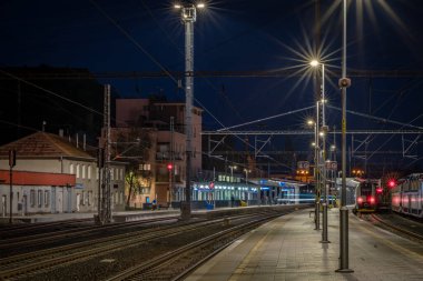 Roudnice Nad Labem CZ 10 04 2024 'te bulutlu bir akşamda sokakları ve meydanı gece görüşü