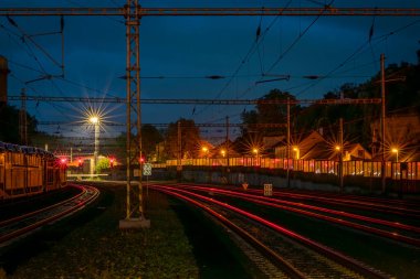 Roudnice Nad Labem CZ 10 04 2024 'te bulutlu bir akşamda sokakları ve meydanı gece görüşü