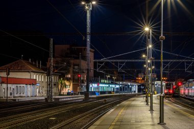 Roudnice Nad Labem CZ 10 04 2024 'te bulutlu bir akşamda sokakları ve meydanı gece görüşü