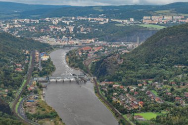 Usti nad Labem CZ 10 05 2024 yakınlarındaki bulutlu bir sonbahar gününde Skaly bakış açısından görüntüle