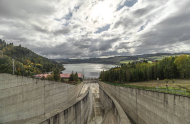 Niedzica 'daki eski şatonun yanında baraj bulunan sonbahar renk manzarası 10: 15 2024