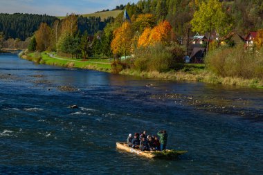 Stromowce Nizne Polonya 'daki Dunajec Nehri üzerindeki geleneksel teknelere bakın. 10 17 2024