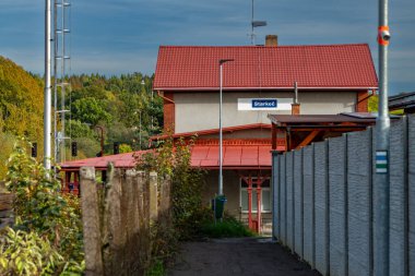 Starkoc CZ 10 19 2024 'te, güneşli bir sonbahar öğleden sonrasında küçük doğu Bohemya istasyonunda trenler.