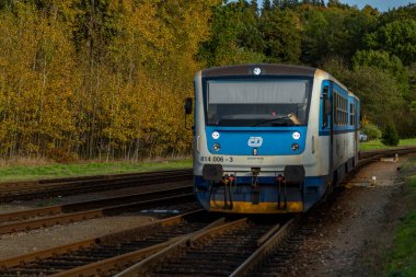 Starkoc CZ 10 19 2024 'te, güneşli bir sonbahar öğleden sonrasında küçük doğu Bohemya istasyonunda trenler.