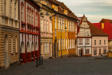 Opocno CZ 10 19 2024 'te sonbahar renklerinde eski binalar