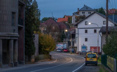 Opocno CZ 10 19 2024 'te sonbahar renkli günbatımı akşamında eski binalar.