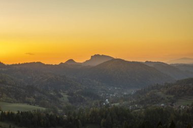 Sonbahar mevsiminde Jaworki Polonya yakınlarındaki derin dağ vadisine bakın.