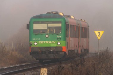 Yolcu treni sisli, soğuk bir sabah Polna na na Sumave CZ 10 27 2024 'teki askeri istasyon yakınında.