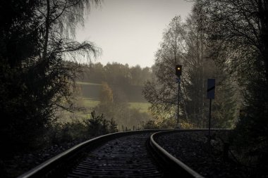 Güneşli, sisli, soğuk bir sabah. Küçük bir istasyon yakınında. Polecnice CZ 10-27-2024 'teki yakın ordu alanı.