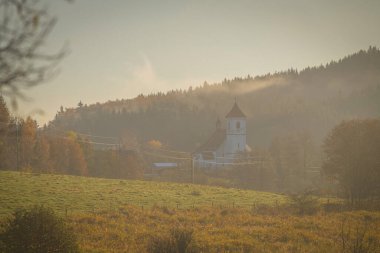 Sonbahar sisli sabahında Polna köyü yakınlarındaki çayır manzarası