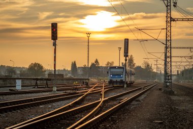 Chocen CZ 11 08 2024 'te tren ve tren raylı gün batımı.